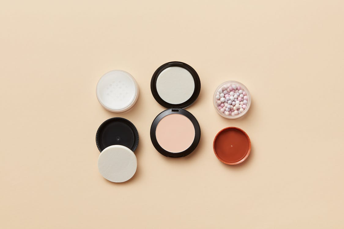 Compact Powder atau Two Way Cake? Kenali Perbedaannya!