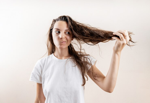 6 Cara Mengatasi Rambut Kusam untuk Kembalikan Kilau Rambut Sehat