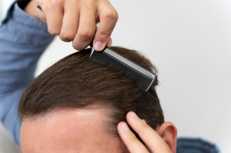 Gents, Ini Cara Meluruskan Rambut Pria dengan Teknik Blow Out atau Flat Iron