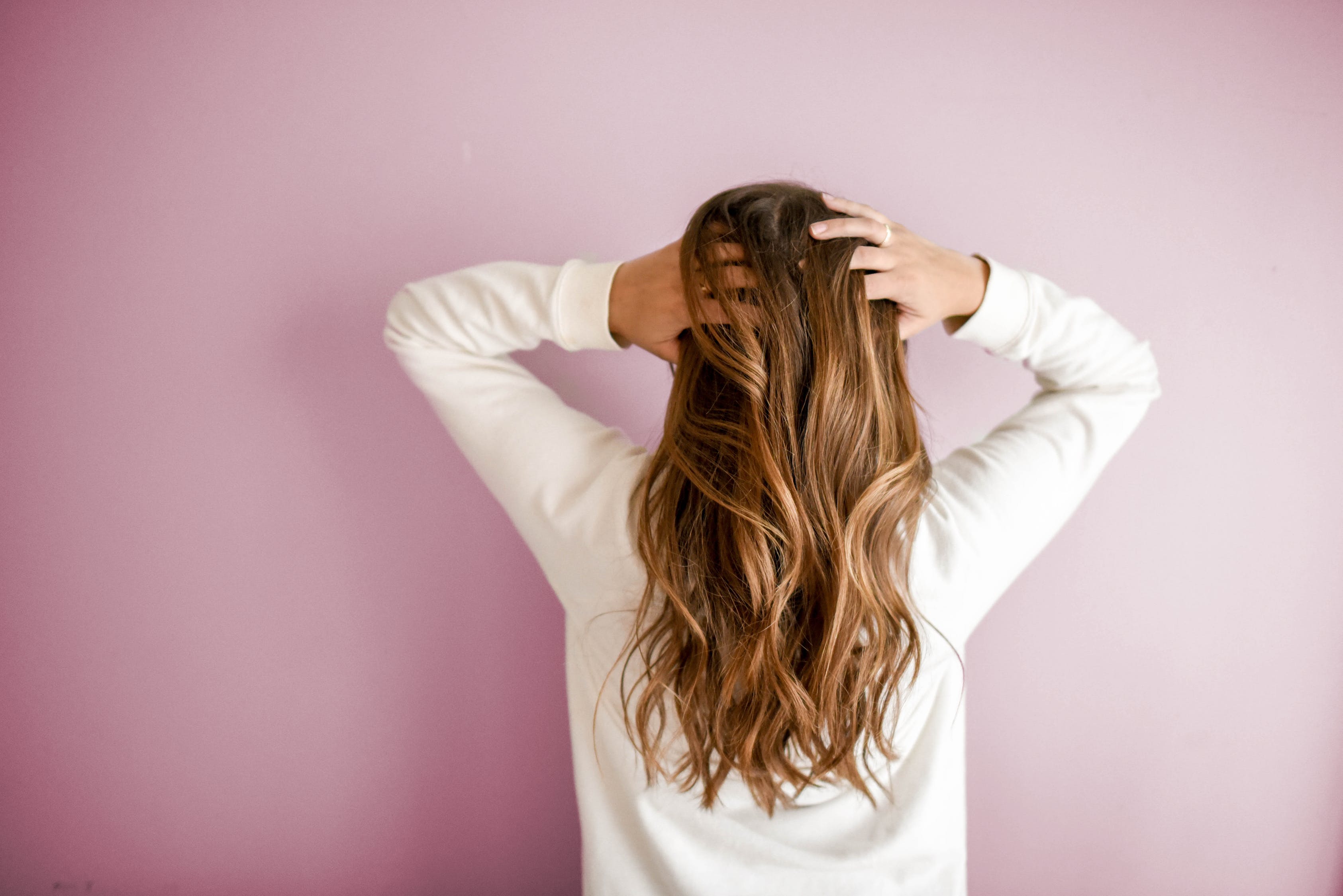 Rutin Lakukan 5 Cara Agar Rambut Lembut dan Jatuh