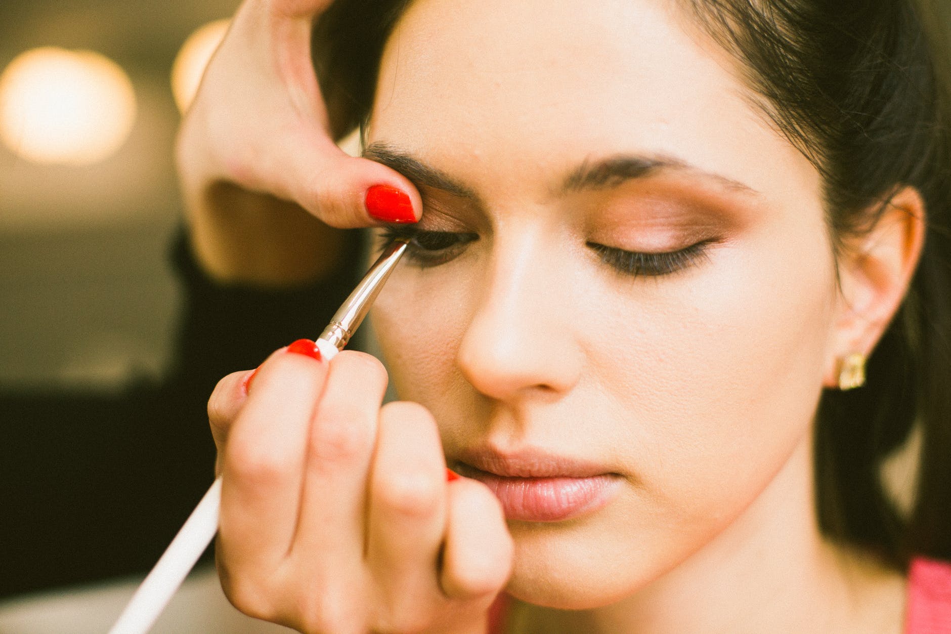 9 Cara Memakai Eyeliner untuk Pemula dan Rekomendasi Produknya