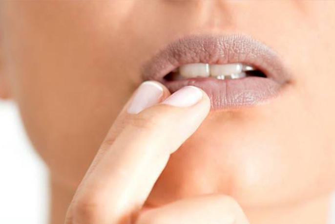 5 Cara Mengatasi Bibir Hitam Ala Perawatan Rumahan