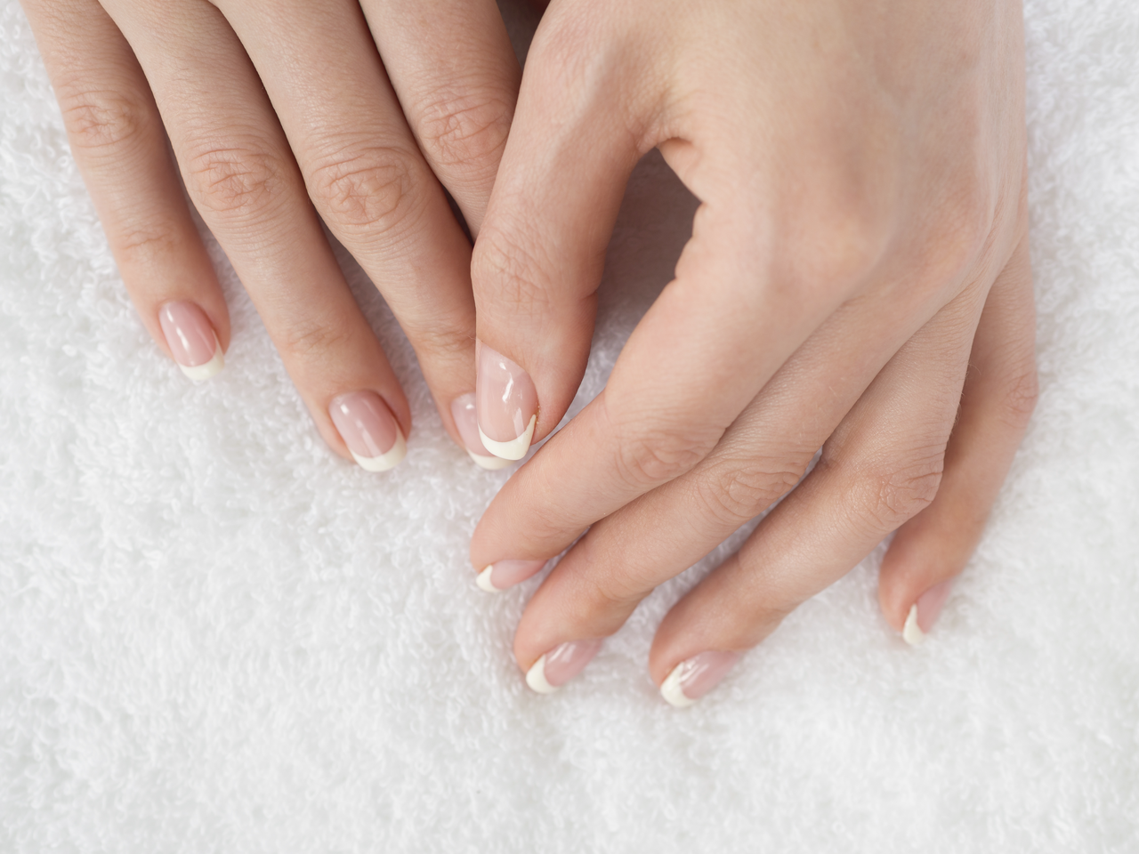 Inspirasi French Nails untuk Tampil Anggun dan Stylish