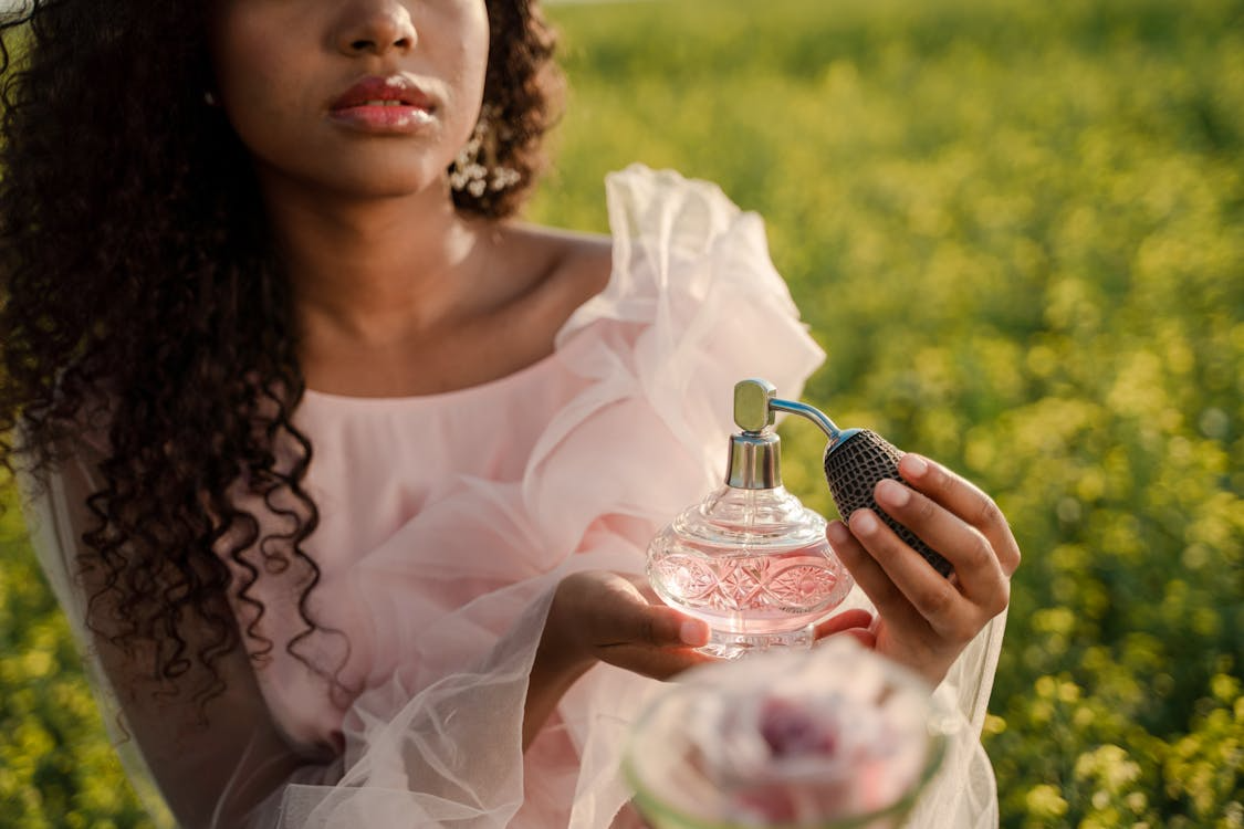 5 Rekomendasi Parfum Aroma Manis untuk Pria dan Wanita