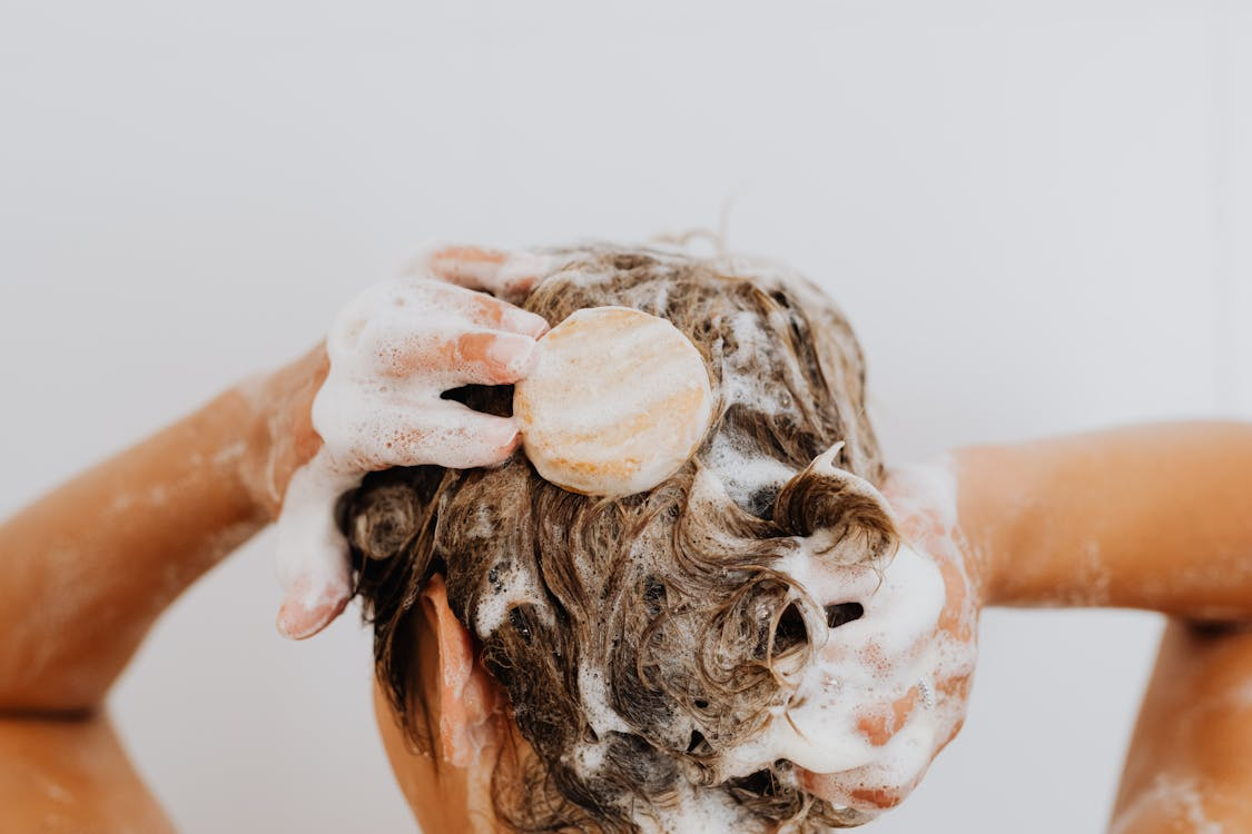  5 Tips Keramas untuk Rambut Ketombe, Jangan Lakukan Ini!
