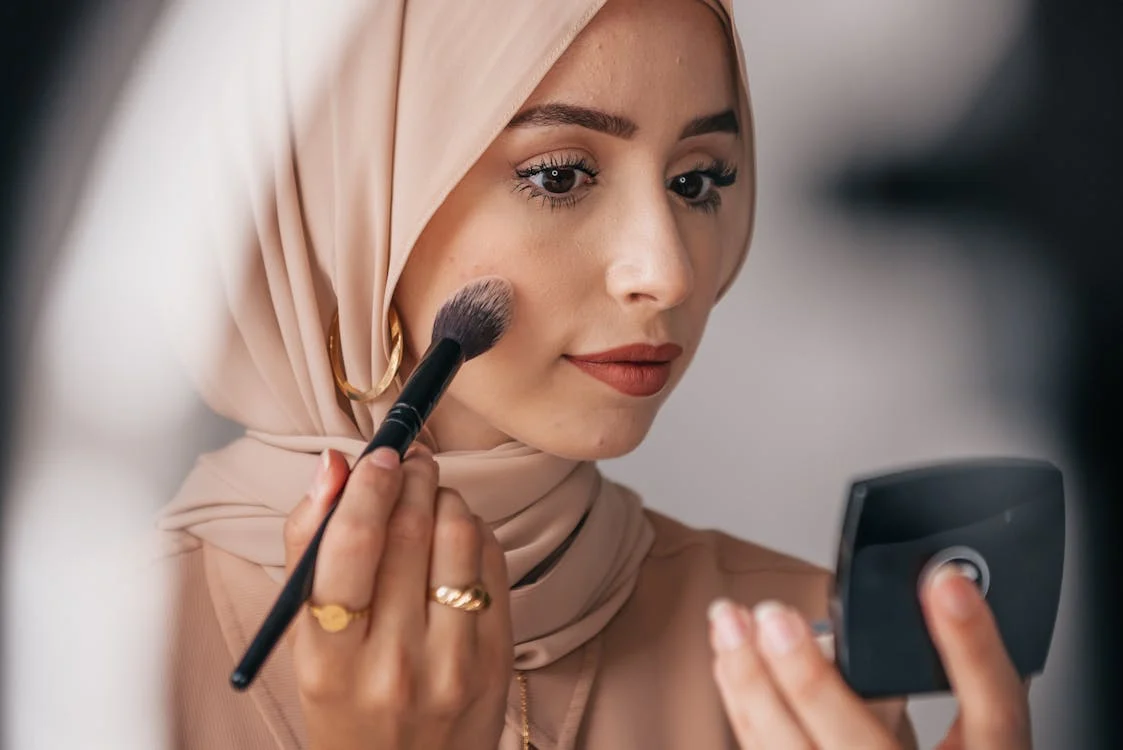 5 Tips Make Up Tidak Crack agar Tampil Flawless Seharian